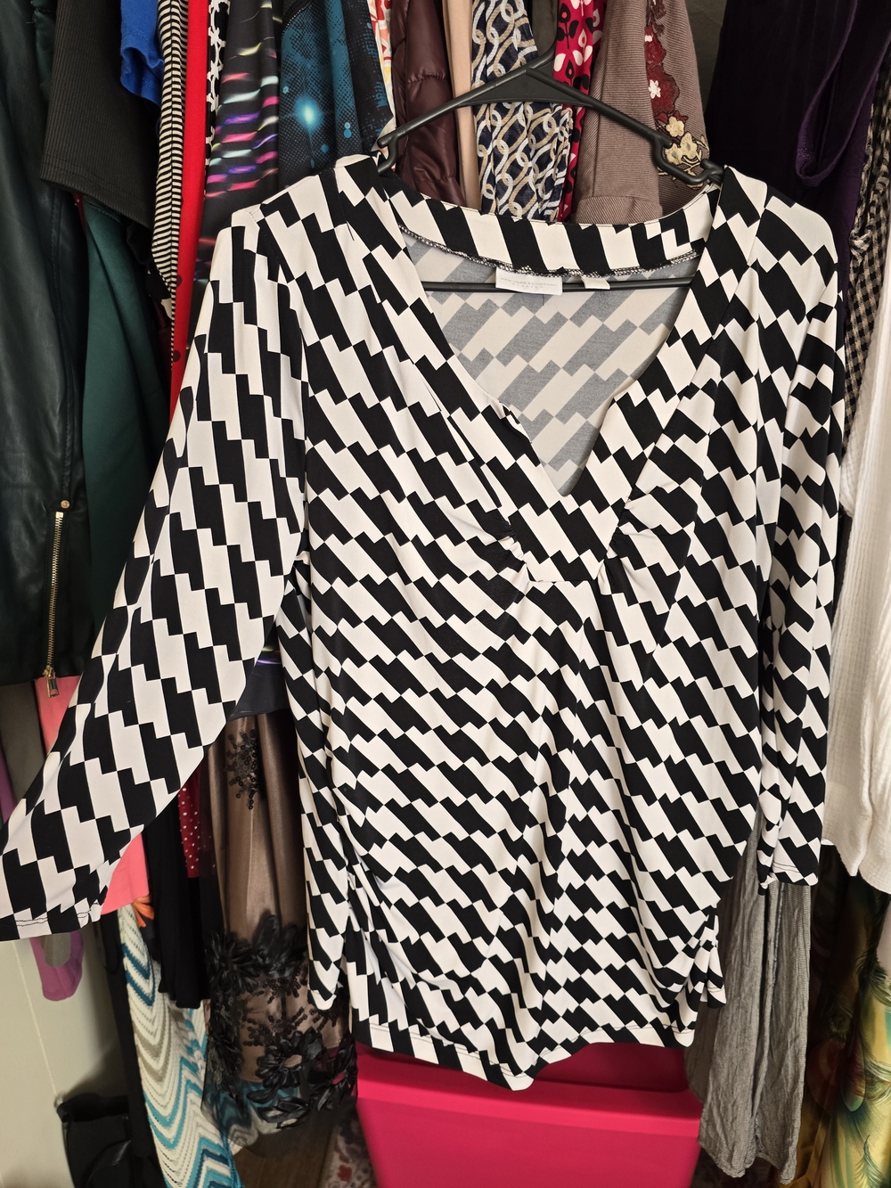 New York & Company Black and White Geometric Blouse